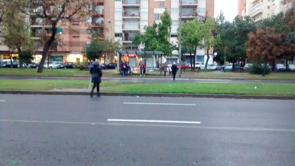 Mariola42's tweet photo. Hoy en Blasco Ibáñez se sigue cometiendo las imprudencias de NO cruzar por el paso a peatones. Recuerden que a 50 mts está el paso para cruzar. Debemos de ser conscientes de cruzar por los sitios habilitados para peatones. #SeguridadYPrevencion  @policialocalvlc https://t.co/3yR0fl9lOa