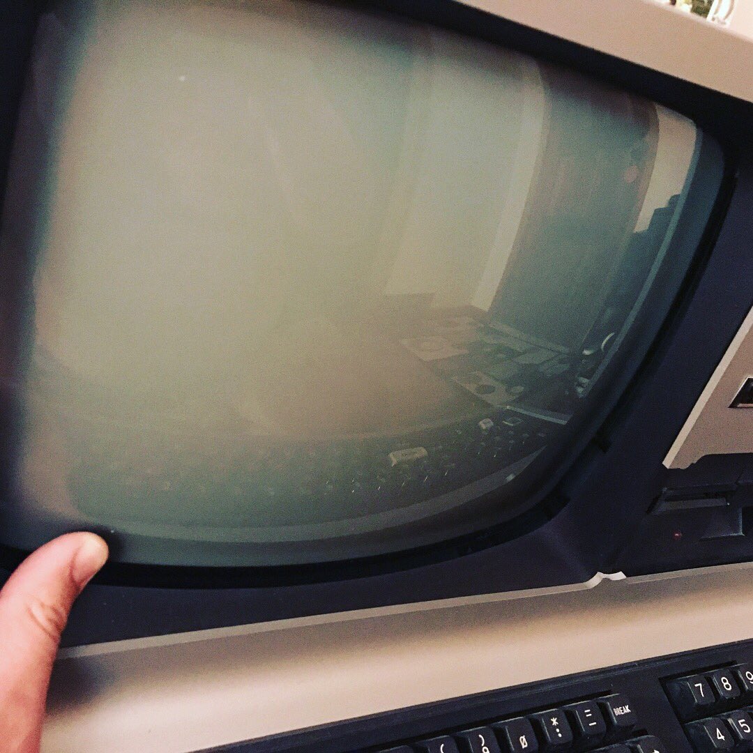 BrainasiumBB's tweet photo. Really sad for this TRS-80 Model III (circa 1983), damaged in shipping! What to do? #retro #damaged #geek #RETROGAMING #radioshack https://t.co/7SGekeYaDu