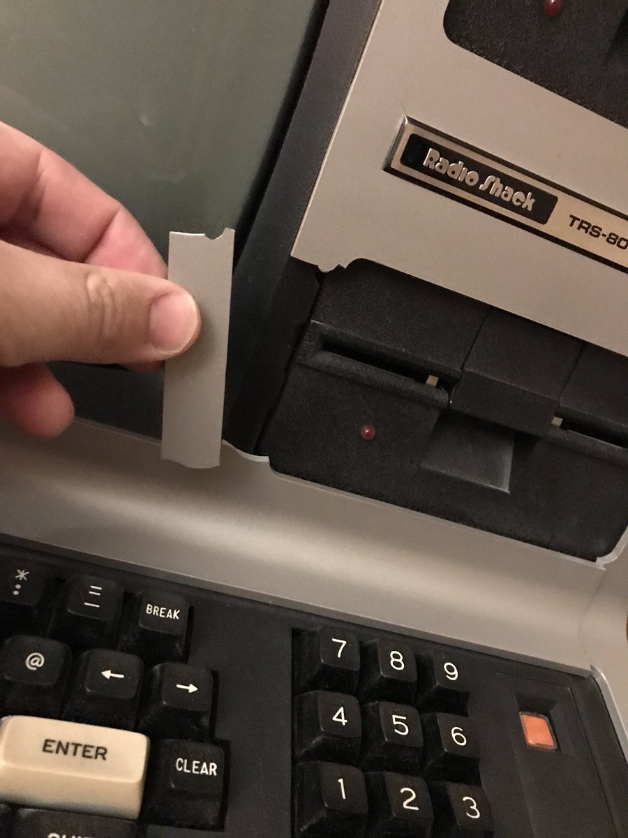 BrainasiumBB's tweet photo. Really sad for this TRS-80 Model III (circa 1983), damaged in shipping! What to do? #retro #damaged #geek #RETROGAMING #radioshack https://t.co/7SGekeYaDu