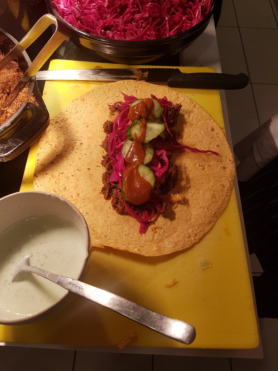 HotelPoppie's tweet photo. @2996waynee @GCafe4ML @RA_Food Wayne doing his #delicious Ox Cheek burrito in #GCafe4ML today. It's so good, can't wait to eat mine! #compasslife #streetfood #mexicanfood #yum! https://t.co/a2DA3MjNH2