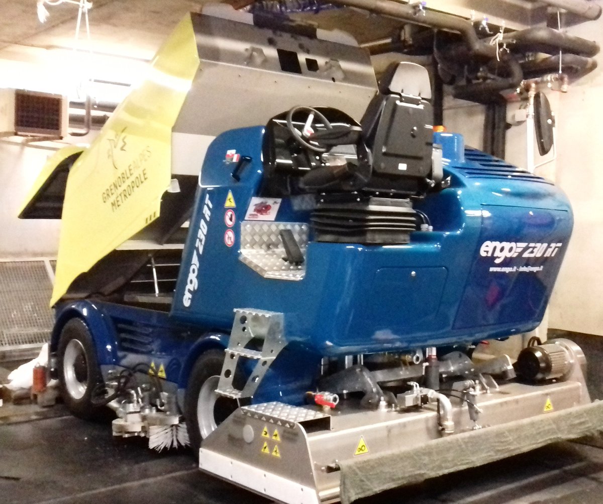 kevin_a38's tweet photo. Après 1 ans 1/2 de problème de surfaceuse voici l'une des deux nouvelles machines qui seront exploitée à pôle sud. #tagetmoi #reseautag #surfaceuse #patinoirepolesud #grenoble https://t.co/B9tiqlwqkM