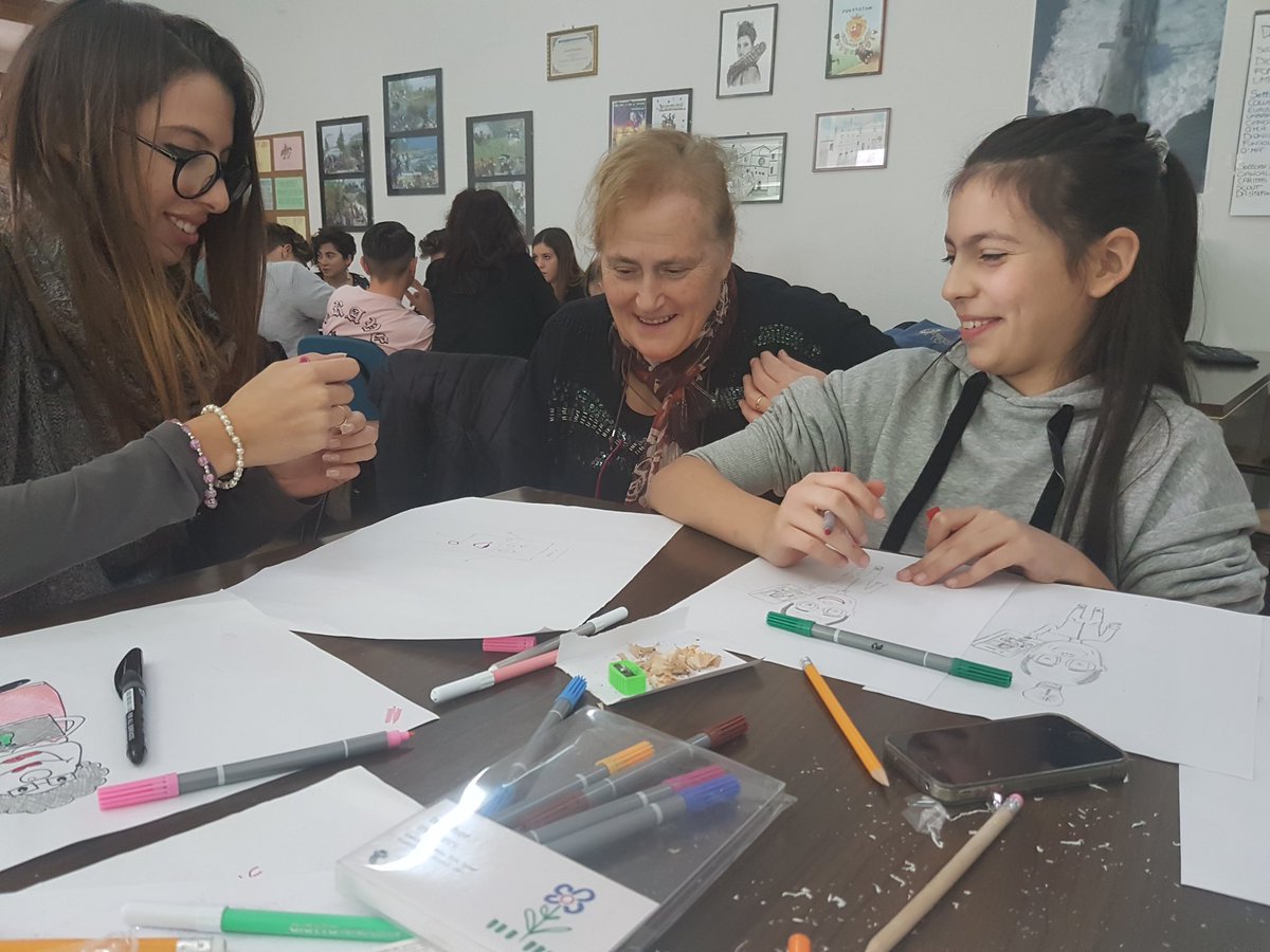 fmdigitale's tweet photo. Le idee iniziano a prendere forma: creativi, nonni, nipoti e studenti a lavoro per creare mascotte #interconnessioni17 #Hackreativity https://t.co/ePA9EHGWRF