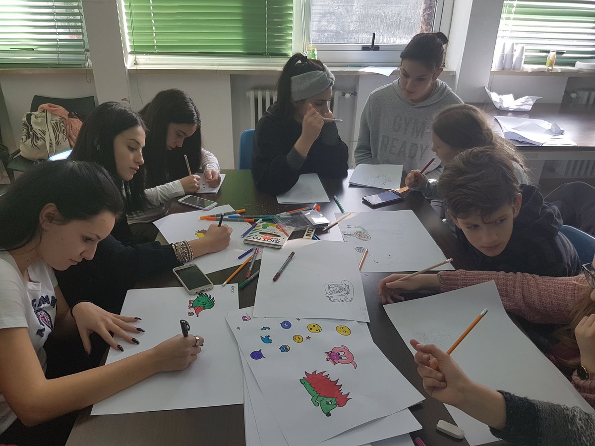 fmdigitale's tweet photo. Le idee iniziano a prendere forma: creativi, nonni, nipoti e studenti a lavoro per creare mascotte #interconnessioni17 #Hackreativity https://t.co/ePA9EHGWRF