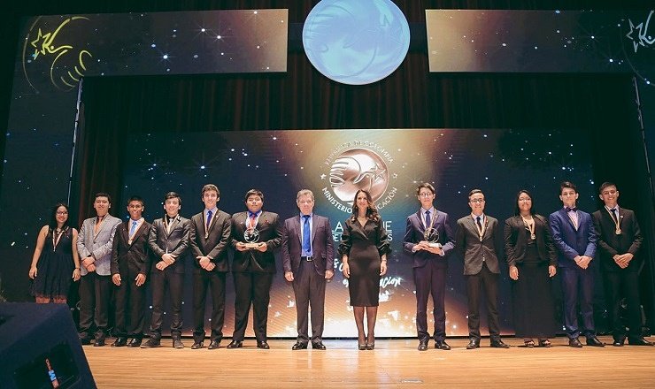 herrerajoao1's tweet photo. Felicitaciones Massiel, anoche lograste una de las mayores distinciones que un estudiante puede obtener: la distinción Andrés Bello. Hoy eres la 5ta mejor estudiante del país. ¡Eres un genio, eres #OrgulloSoledeño! https://t.co/YZRprC4pxR