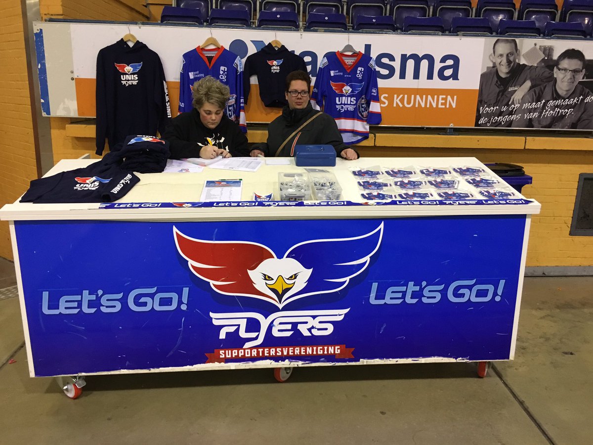 PieterBalstra's tweet photo. De #merchandise #artikelen @UNISFlyers kun je ook via email bestellen: fanshop@unisflyers.nl #Hoodies #Fanshirts #Sjaals #Klappers #Minidress #Keycords #Sleutelhangers #Pucks #Armbandjes etc. etc. Lets's go Flyers, Let's Go! #ijshockey 50 jaar #Flyers! https://t.co/9G7l89Mk8F