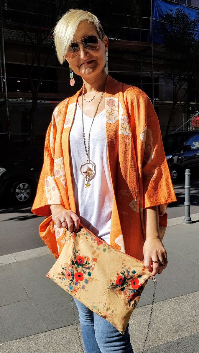 beatrizmartmart's tweet photo. Hoy, en #DeTaconesyBolsos, un outfit, kimono de @fiufiuus , pendientes y anillo de #MrsSheriff, colgante de de la colección Syzygy2 de #conspiradoras, colgante de @BJesuiscoquette  y clutch de @lacarolabycarla .
https://t.co/7Z0JwbJich https://t.co/o9CEWIz1iB