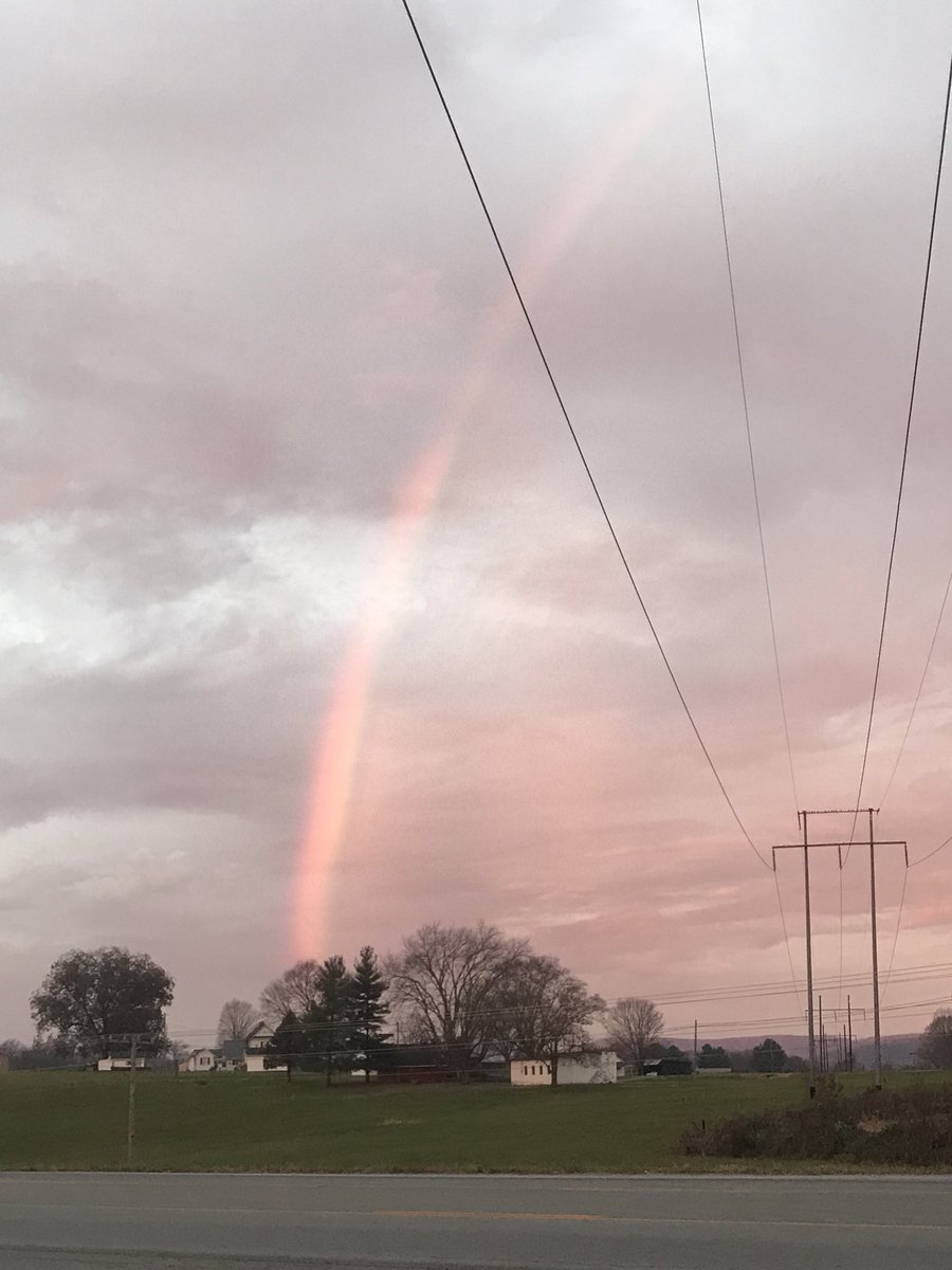Camo_Spider's tweet photo. Rainbow at sunrise #AlphaKY #KYwx @Kentuckyweather https://t.co/Zx99oaEMQu