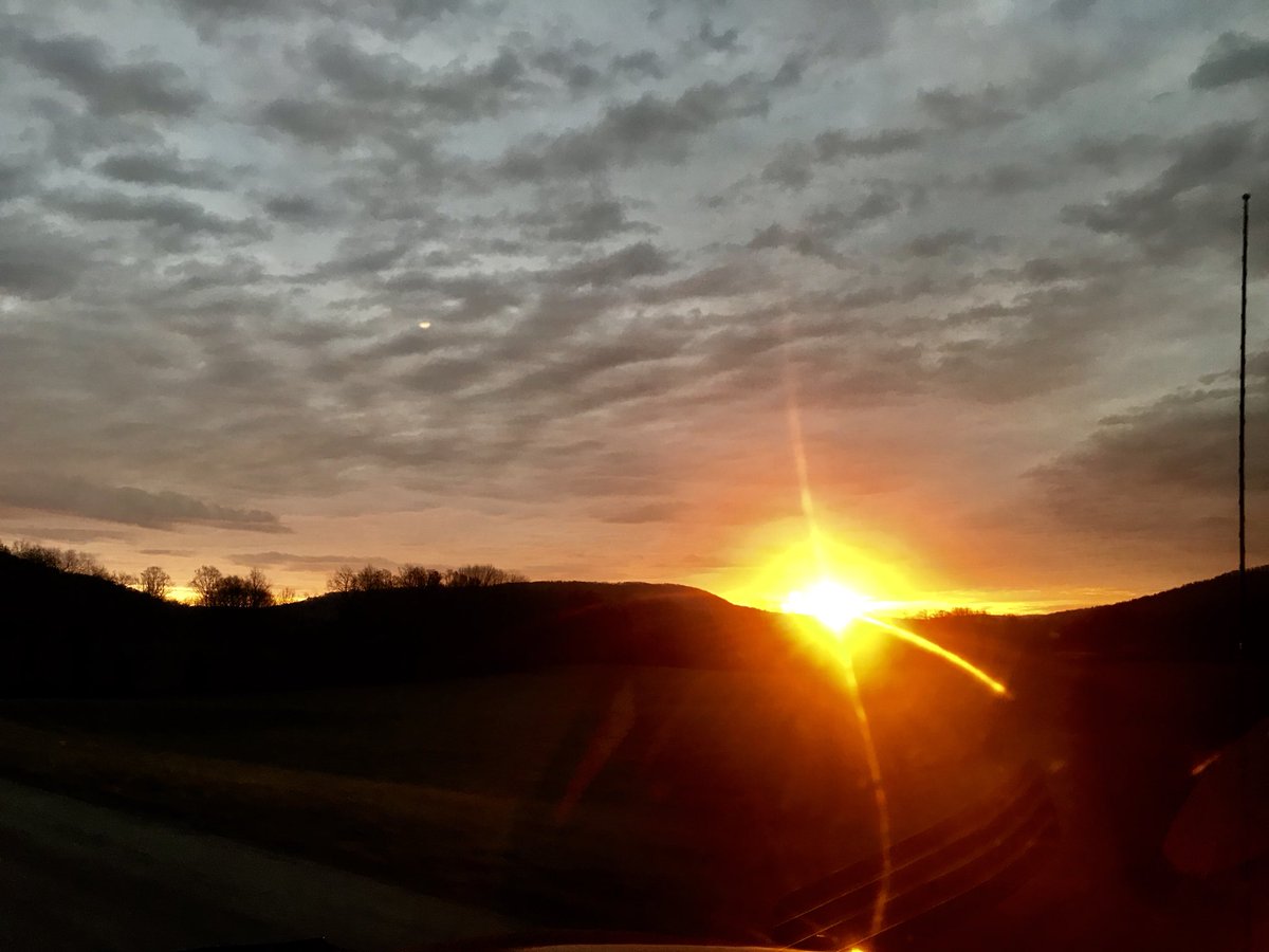 Camo_Spider's tweet photo. Rainbow at sunrise #AlphaKY #KYwx @Kentuckyweather https://t.co/Zx99oaEMQu