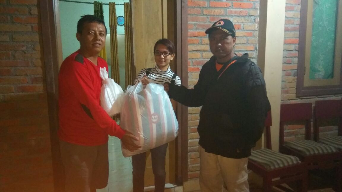 JogjaSehati's tweet photo. Pengantaran 24 pcs selimut dan 9pcs lilin ke GKMI Pundong Yogyakarta https://t.co/W8OtQNhp04