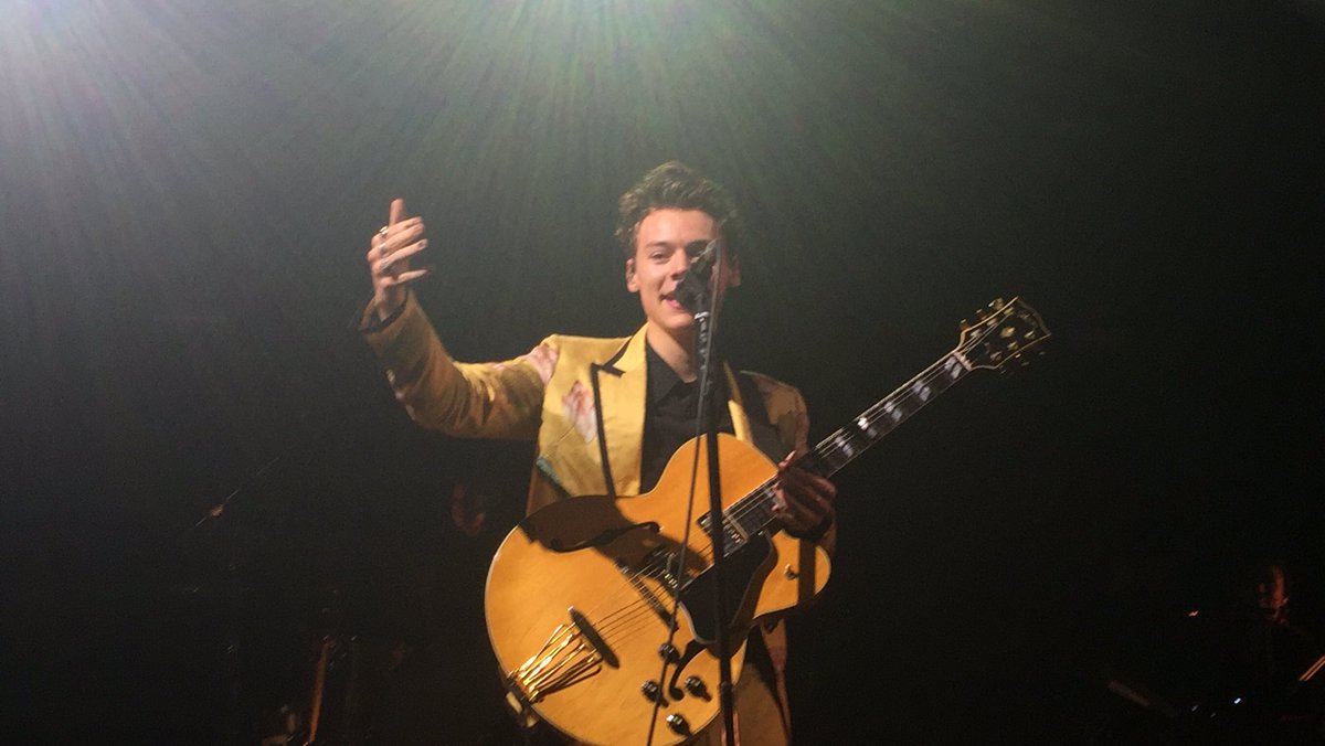 caitlinkiwi_'s tweet photo. I JUST GOT BACK FROM THE HARRY SHOW AND IT WAS LITERALLY THE BEST NIGHT OF MY LIFE @Harry_Styles THANK YOU SO SO MUCH YOU HAVE NO IDEA HOW MUCH YOU MEAN TO ME https://t.co/y0RjINP7QW