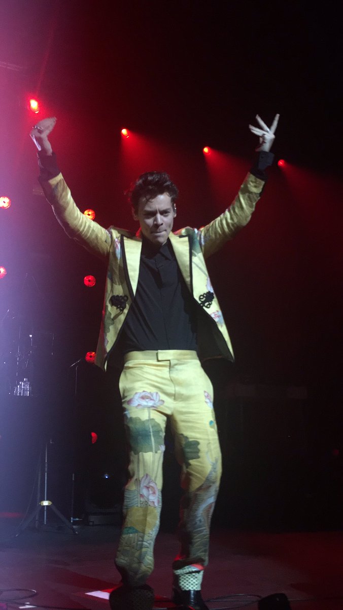 caitlinkiwi_'s tweet photo. I JUST GOT BACK FROM THE HARRY SHOW AND IT WAS LITERALLY THE BEST NIGHT OF MY LIFE @Harry_Styles THANK YOU SO SO MUCH YOU HAVE NO IDEA HOW MUCH YOU MEAN TO ME https://t.co/y0RjINP7QW