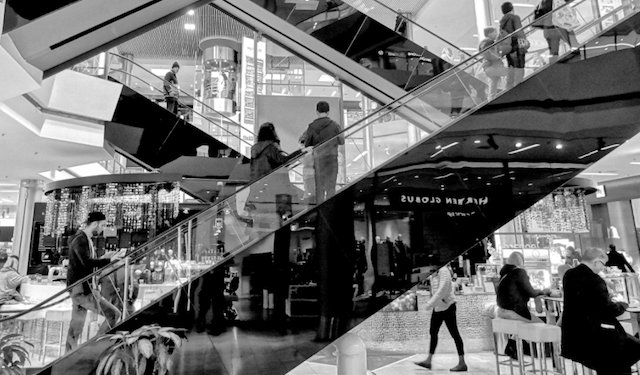 lindavh90's tweet photo. Webwinkels zijn verantwoordelijk voor de return van de stenen winkel. Een blog over sensory marketing: https://t.co/H4lDR9eZUT https://t.co/OBOsY6e9rf