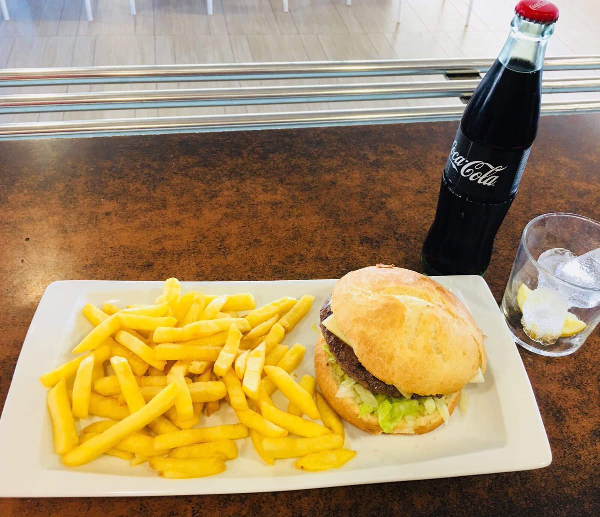 restaurantetcm's tweet photo. ¡Ya casi es viernes! 🙌🏼 Os proponemos dos opciones hoy... ¿Hamburguesa 🍔 o bocata de bacon 🥓 y queso 🧀?
@ItsFoodPorn @FoodFeeIs @VGastronomicos @GastroSER @DGastronomia #FelizJueves #yummyfood 
🔁Hamburguesa🍔
❤️Bacon y queso 🥓🧀 https://t.co/qHqT267GN5