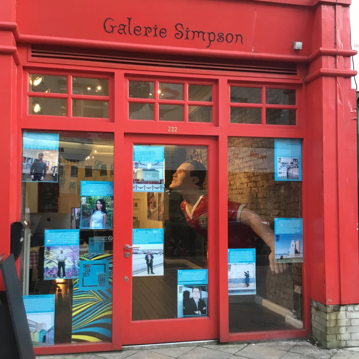 Abertawe2021's tweet photo. Rydym wrth ein boddau y bydd ein harddangosfa #SwanseaTales yn Galerie Simpson am y 7 diwrnod nesaf. Dewch draw, ymlaciwch yn y groto a dywedwch wrthym am eich hanesion am Abertawe. Mae bathodynnau emoji Abertawe2021 ar gael yn RHAD AC AM DDIM! #Abertawe2021 https://t.co/IBFNYjVgq3