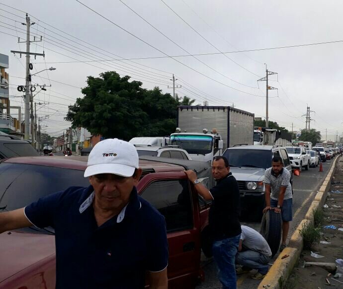 SoledadTransito's tweet photo. Agentes y facilitadoras hacen presencia en La Circunvalar donde dos vehículos varados ocasionan movilidad lenta. https://t.co/dzE5XYEYkE