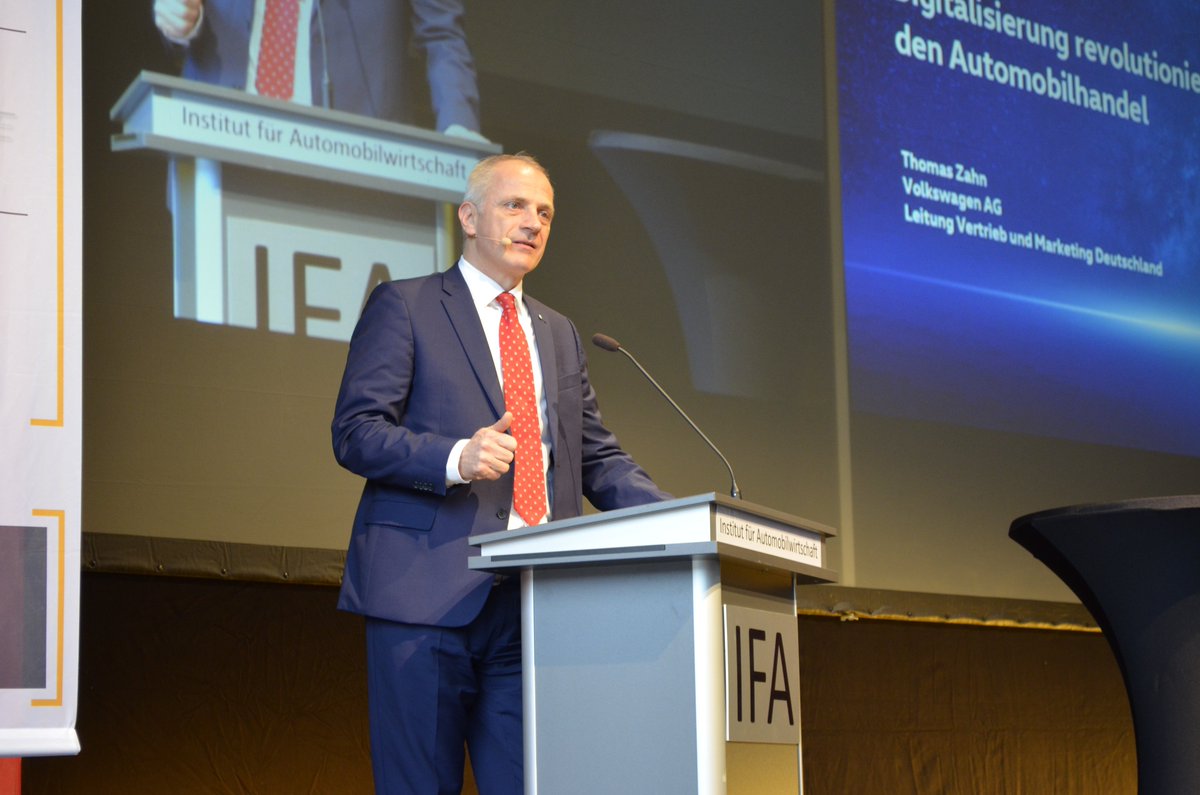 kfz_betrieb's tweet image. #VW-Vertriebschef Thomas Zahn mit einer klaren Ansage an die deutschen VW-Händler: "Wer unseren Weg nicht mitgeht, bedroht seine eigene Existenz." Alles zu Zahns Rede auf dem #IfA17 gibt es hier: goo.gl/Z3yNPS
 #Digitization #Digitalisierung #FutureOfRetail