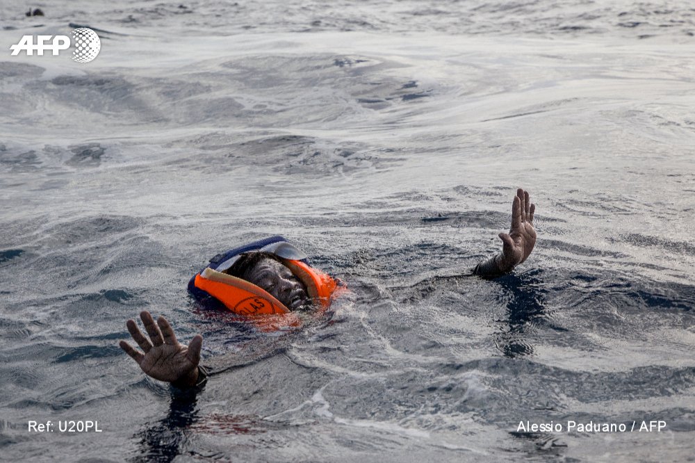 AFPphoto's tweet photo. A selection of @AFPphoto Pictures of the Year 2017 https://t.co/E11xA9CBeu #AFP #photojournalism https://t.co/tuCtwRg7o4