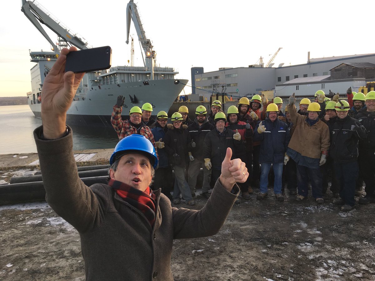 PPoinlane's tweet photo. Au tour d’Amir Khadir de @QuebecSolidaire d’appuyer les travailleurs de la Davie. Il envoie un selfie à Justin Trudeau pour parler son langage #assnat #rcqc https://t.co/1HWj6NhE4F