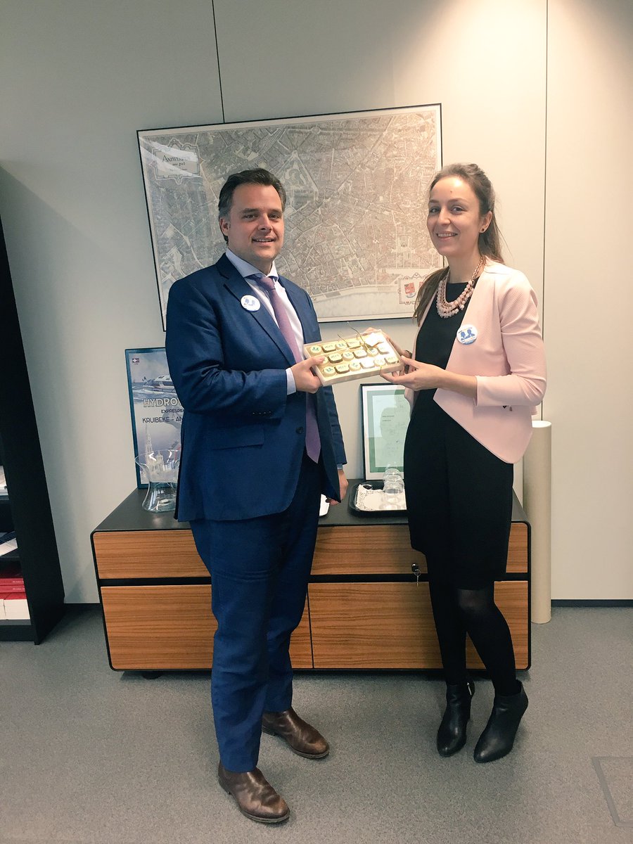Fijne ontmoeting met Kim van <a href="/JCIMechelen/">JCI Mechelen</a>  ! <a href="/jcinews/">TomasBaldwin</a> , always a pleasure. Merci voor de chocolaatjes 😋 #bparex #jci