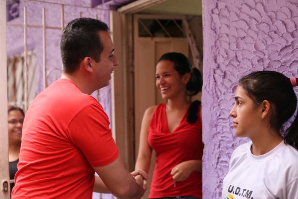 somosvzlaconleo's tweet photo. Casa a Casa con el candidato del Pueblo @leoneljmatos en la Pq Domingo Peña ¡Vamos a Recuperar el Mnpio Libertador @JEHYSONGUZMAN @NicolasMaduro @JpsuvLeonel https://t.co/aKdCgCFKUx