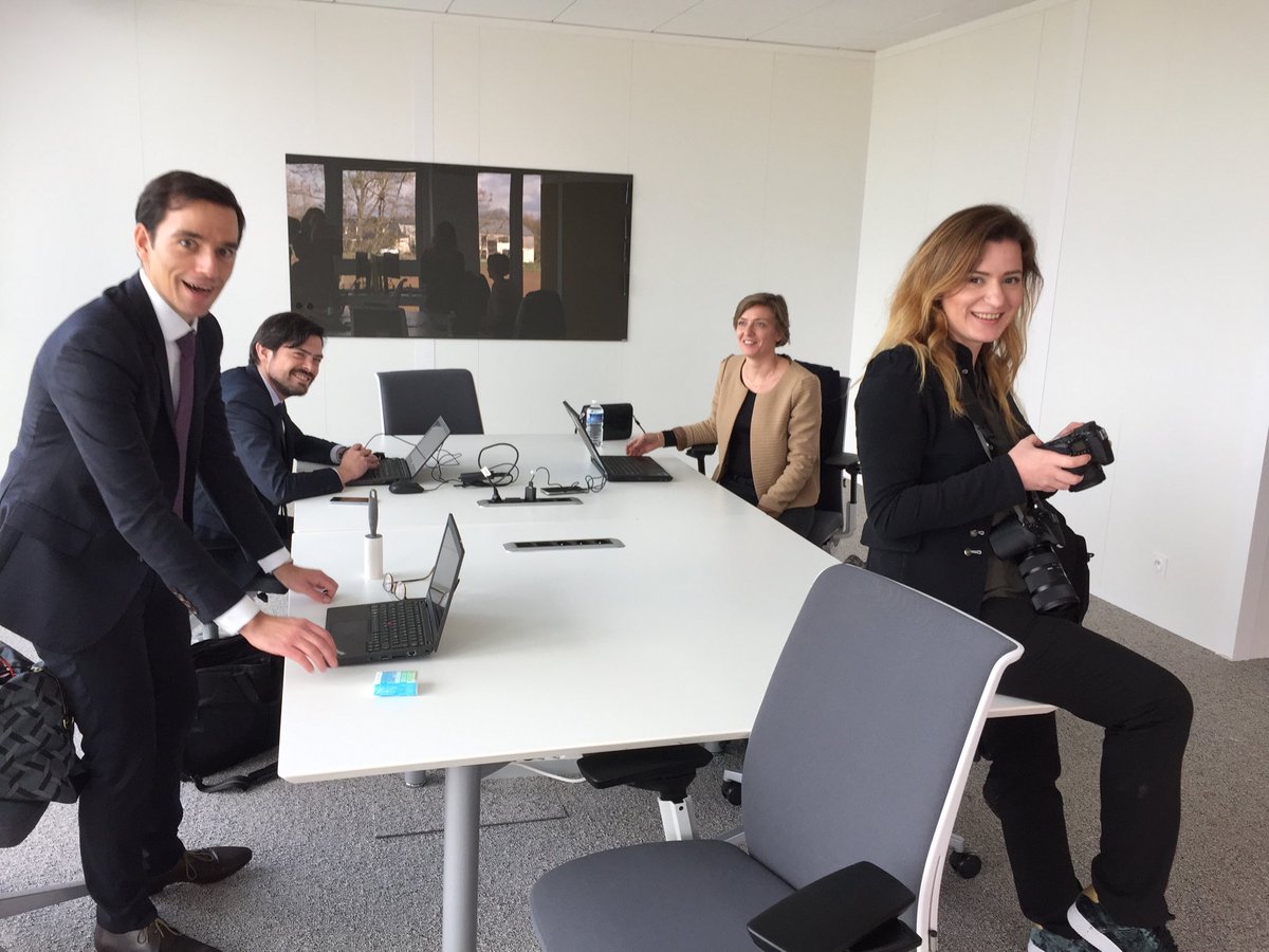 LGodenne's tweet photo. L’équipe communication @axafrance en mode agile pour #inauguration #isneauville dans nos beaux espaces collaboratifs @mathieu_godart @Moooodyboy https://t.co/hc35PpuuIH