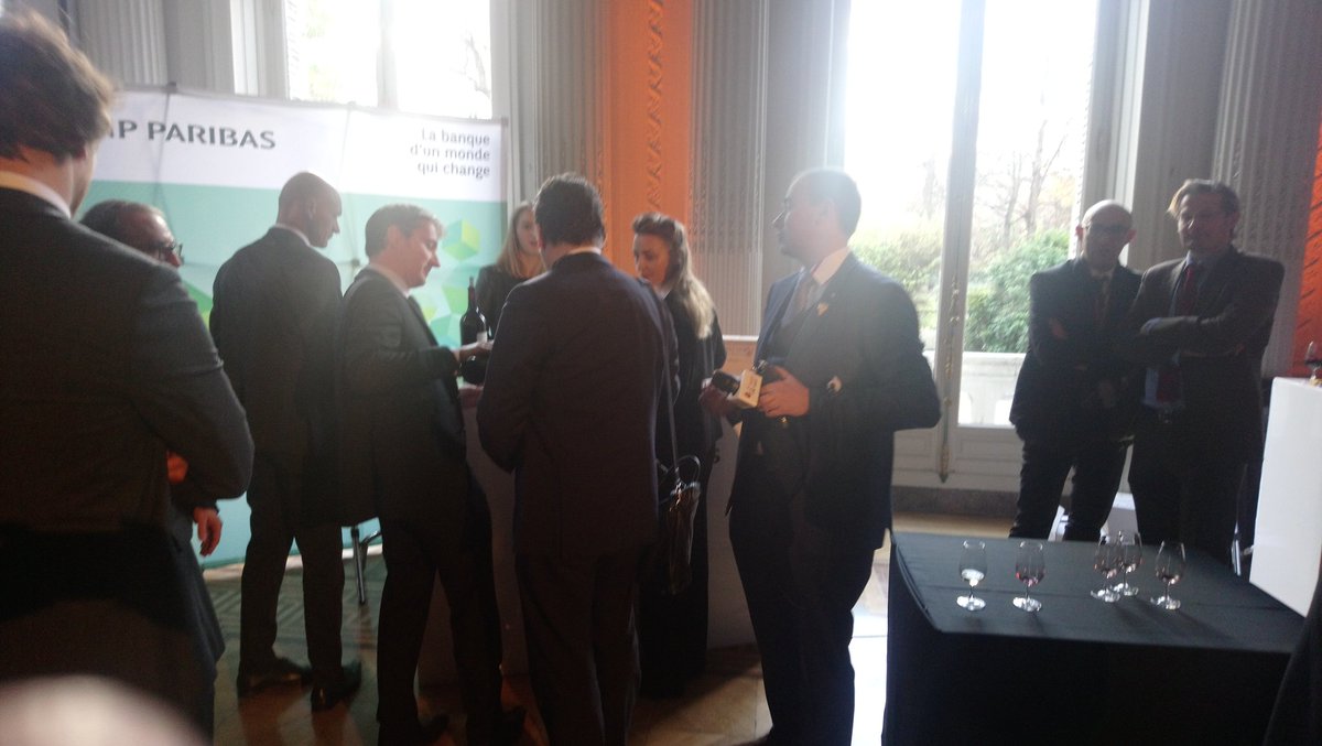 JNI_Instit's tweet photo. 🍹 Cocktail déjeunatoire en présence de Benjamin Roffet, MOF Sommellerie 2011 et Meilleur Sommelier de France 2010 #JNI2017 https://t.co/GDNA1OXuGc