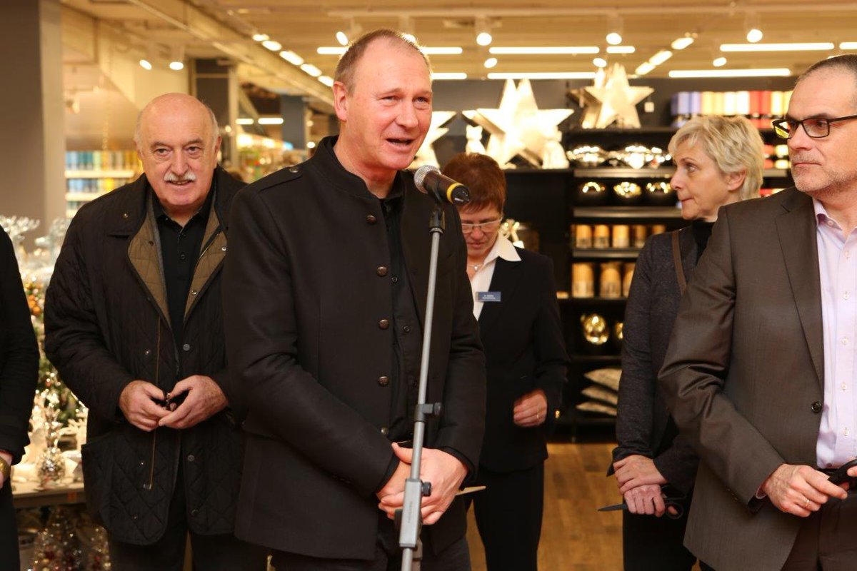 Stimmen zur Wiedereröffnung der #METRO #Leipzig: "Heute
ist der schönste Tag seit der Markteröffnung vor 25 Jahren", Holger Gasse,
MdL; „Uns ebenso nachhaltig zu etablieren wie METRO, das ist unser Ziel", Perry Bräutigam, RB Leipzig /bh