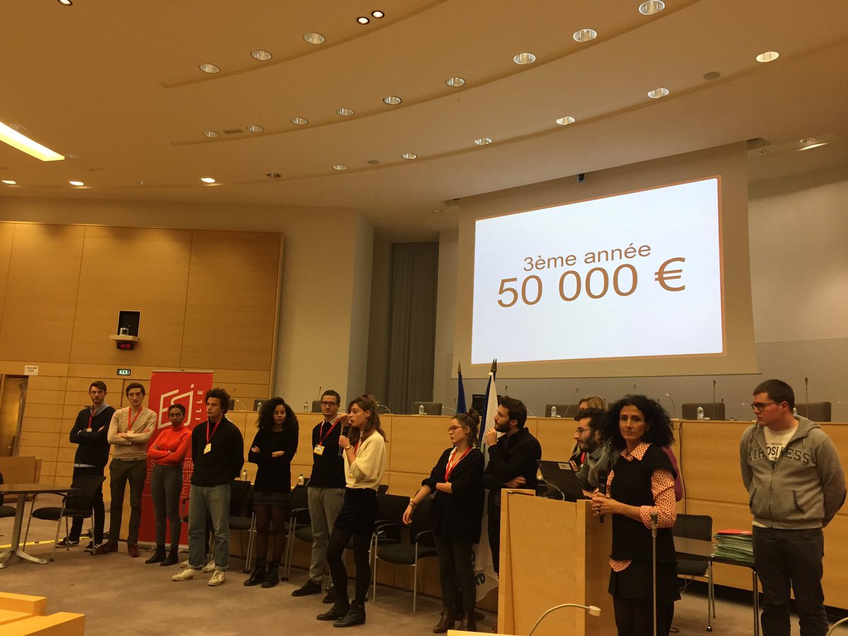 ESJLille's tweet photo. À la vôtre ! Le 1er projet du #MedialabESJ est un projet de radio qui émettra dans un bar "À l'adresse" : enquête locale, conférences, concerts, débats 🍻 https://t.co/2tel0ClRKO