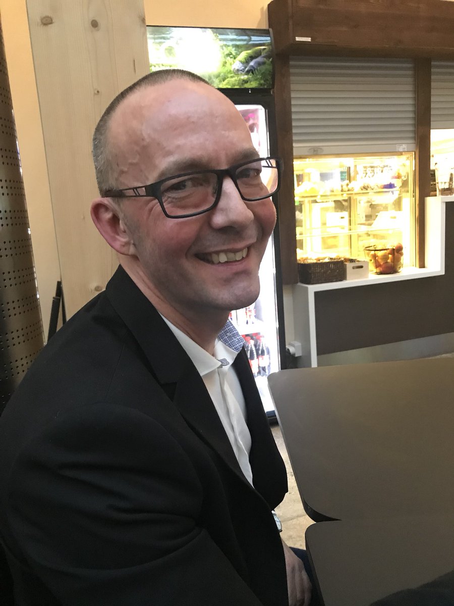 OliverDogo's tweet photo. Mats är också med i juryn #bizmakerday https://t.co/TKBWIJrpK3