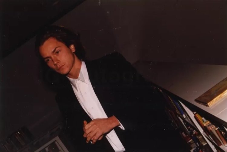 rivahphnx's tweet photo. river phoenix at the dw griffith awards before his acceptance for his performance in running on empty, 1989. https://t.co/PL9aKN892w
