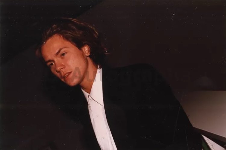 rivahphnx's tweet photo. river phoenix at the dw griffith awards before his acceptance for his performance in running on empty, 1989. https://t.co/PL9aKN892w