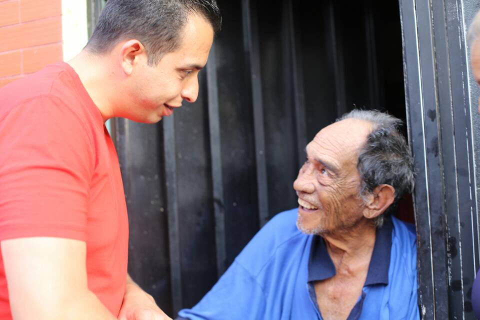 JpsuvLeonel's tweet photo. #30Nov  #ConLeonelGanaMerida Así es Pquia. Domingo Peña ¡Excelente! Casa a Casa. Gracias por su entrega, amor y lealtad con esta revolución ¡Venceremos! @NicolasMaduro  @JEHYSONGUZMAN @somosvzlaconleo https://t.co/kn1i1K33UX