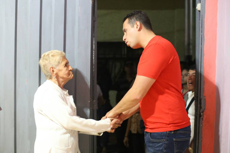 JpsuvLeonel's tweet photo. #30Nov  #ConLeonelGanaMerida Así es Pquia. Domingo Peña ¡Excelente! Casa a Casa. Gracias por su entrega, amor y lealtad con esta revolución ¡Venceremos! @NicolasMaduro  @JEHYSONGUZMAN @somosvzlaconleo https://t.co/kn1i1K33UX