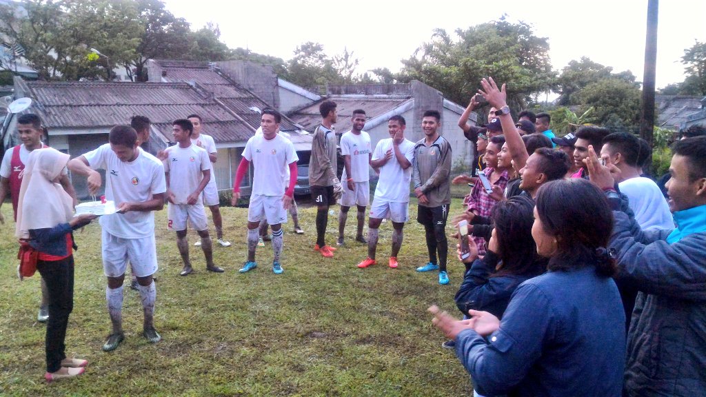 SemenpadangFCID's tweet photo. Terimakasih @UWS_1980 telah memberikan surprise di #37ThSPFC #kamiBangkit https://t.co/4J0f0X4eU9