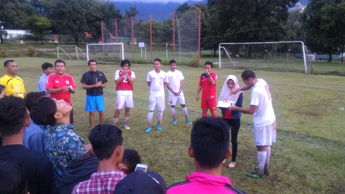 SemenpadangFCID's tweet photo. Terimakasih @UWS_1980 telah memberikan surprise di #37ThSPFC #kamiBangkit https://t.co/4J0f0X4eU9