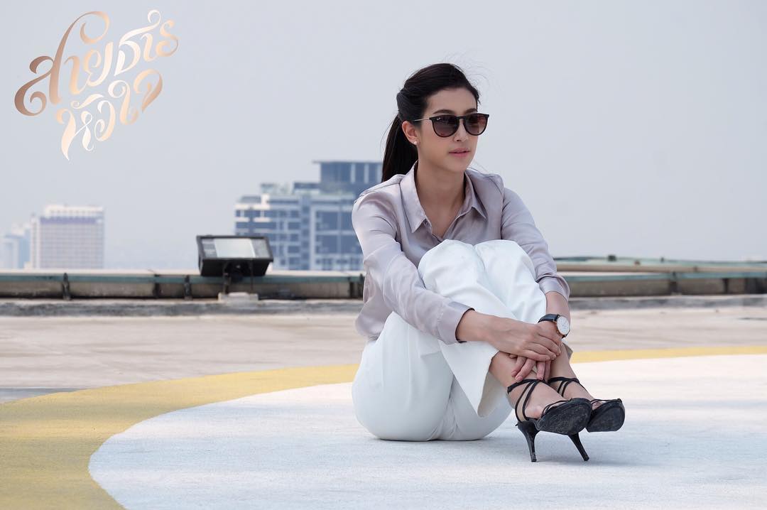 ก่อนจะเข้าดร่าม่าเจ้ขอรูปนึง 😎 เปิดทีวีรอเลยนะคะ #สายธารหัวใจ