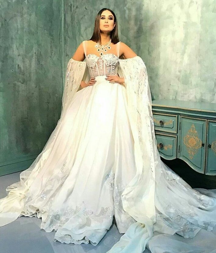 ArnavAmarnani's tweet photo. Bebo looks stunningly glamours in her new photoshoot for bazaar brize magazine. #KareenaKapoorKhan #arnavamarnani #bazaarbride #photoshoot #bollywoodnews #SaifAliKhan https://t.co/Z8FMGpkvrs