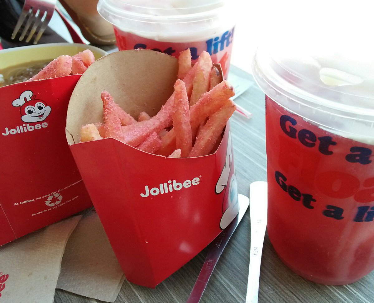 TheRealTwirlie's tweet photo. Eating together with my brother, Yum. I might be biased but I don't know what to feek about the fries... 🍓#Jollibee #Twirlie #Yum #Fries #Strawberry #StrawberryFries #StrawberryFloat #Float https://t.co/wq3dqI0I9J