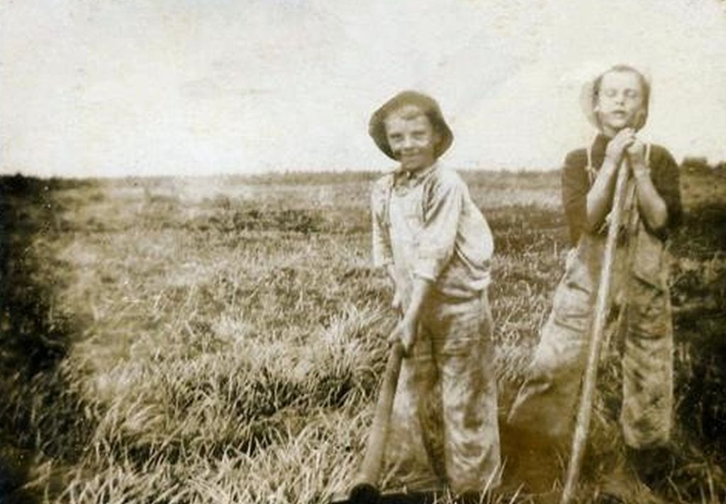 OldDavieSchool's tweet photo. Harold and Maitland Hill shortly after their father brought them to Davie in the fall of 1911.  

#tbt #throwbackthursday #pioneer #family #ofthemonth #davie #odshm https://t.co/vakykm9uzv