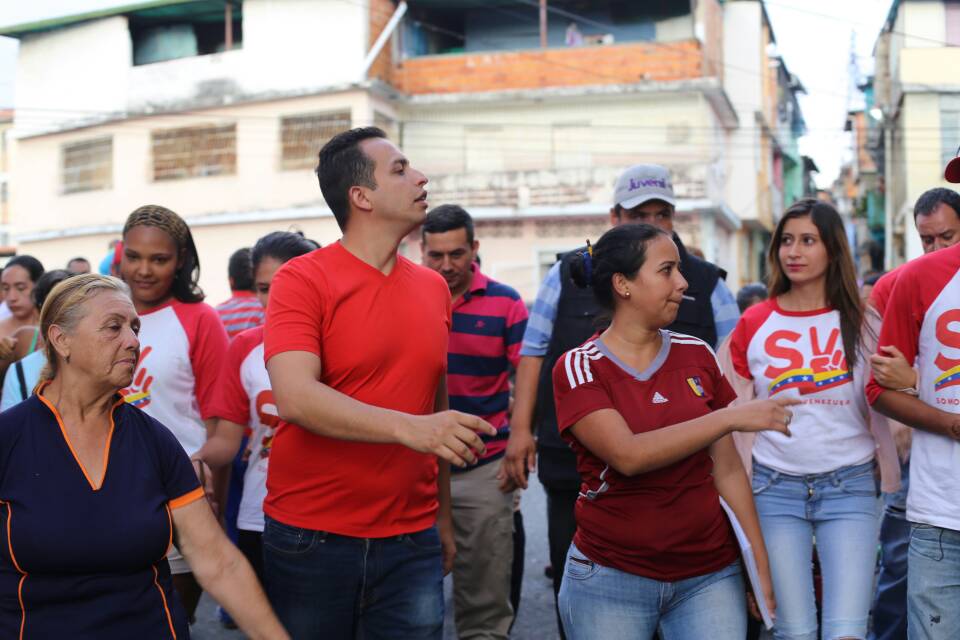JpsuvLeonel's tweet photo. #30Nov  #ConLeonelGanaMerida A pocos días de la VICTORIA con alegría y entusiasmo seguimos nuestros recorridos. casa a casa en la Pquia.Domingo Peña @NicolasMaduro  @JEHYSONGUZMAN @leoneljmatos @somosvzlaconleo https://t.co/kQod8JdzJG
