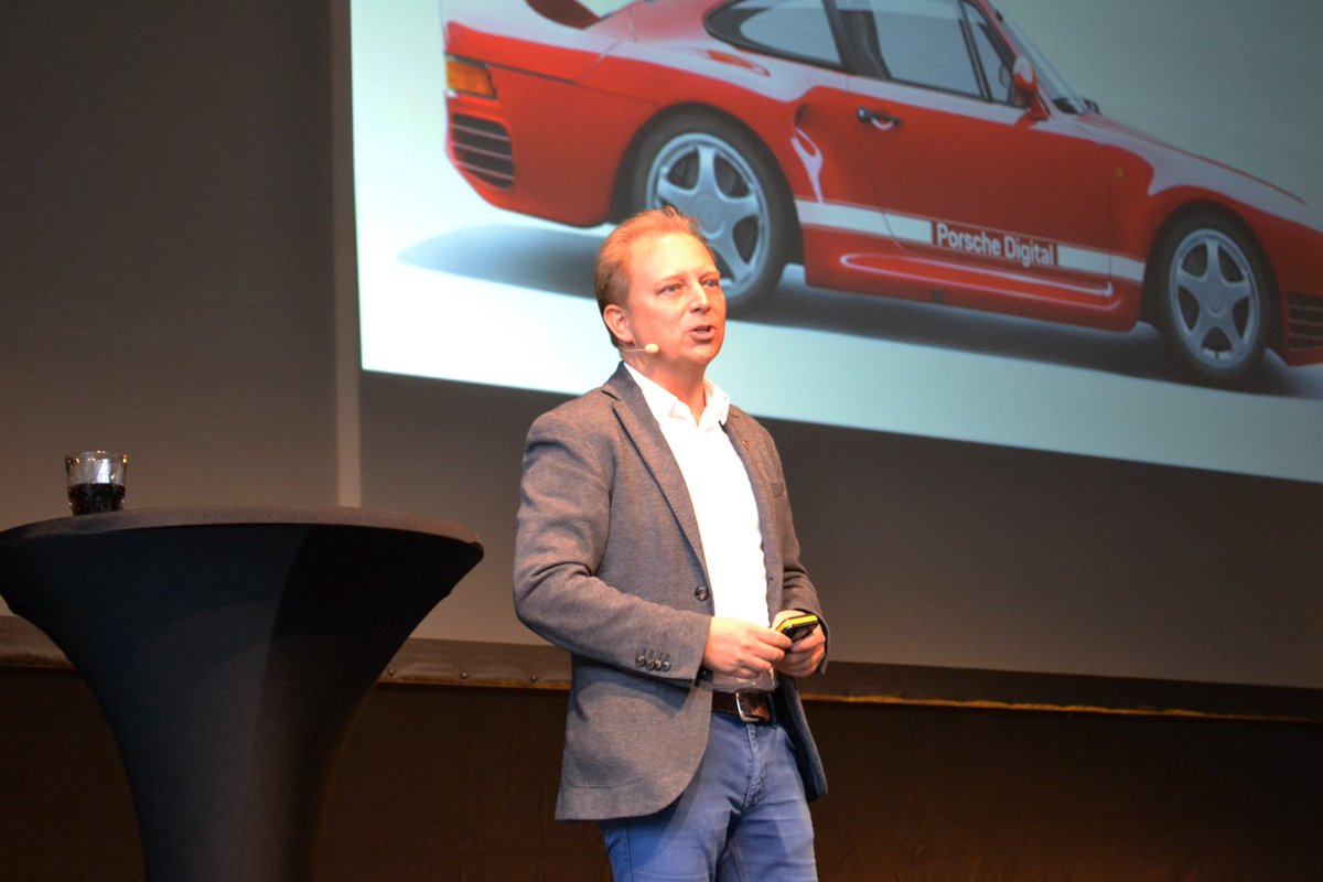 kfz_betrieb's tweet image. "Die #Digitalisierung ist eine Art Urknall für die Autobranche. Einige Automobilfirmen werden die digitale Transformation nicht überleben", sagt @thilokos von @porschedigital. #IfA17 #FutureOfMobility @PorscheNewsroom