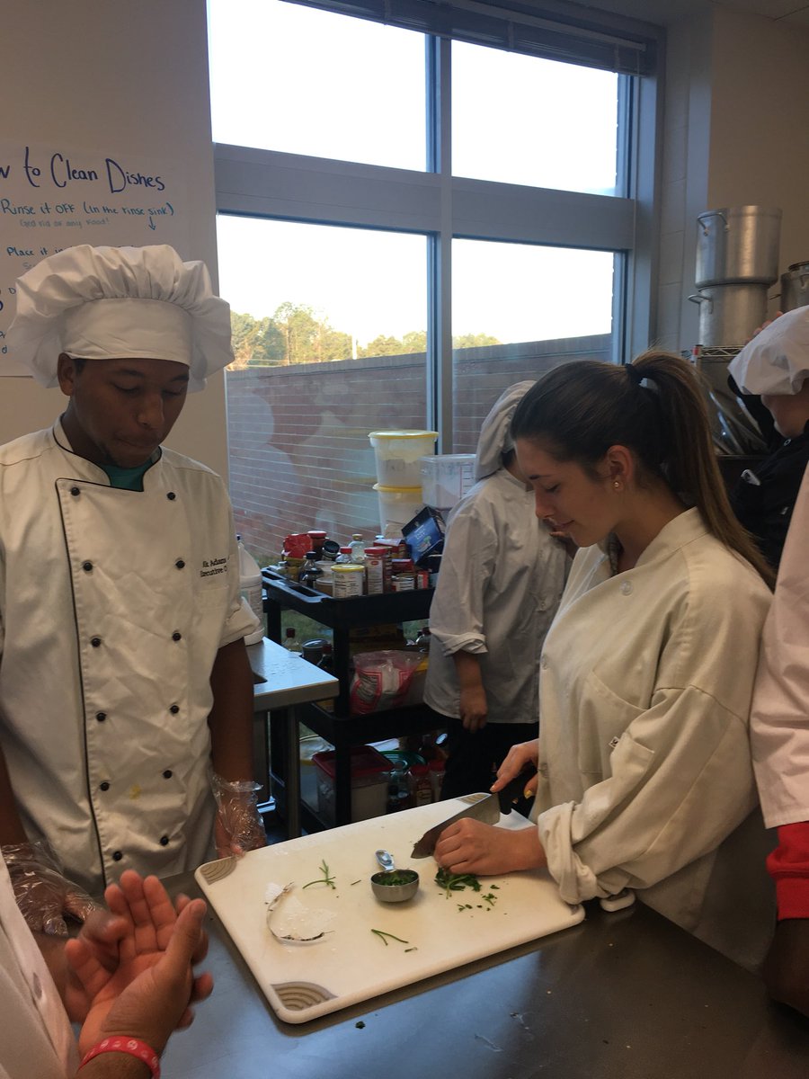 apexculinary's tweet photo. spaghetti and turkey meatballs 🍝 #equipmentunit #introtoculinary #healthychefs https://t.co/AmLvxQ69SX