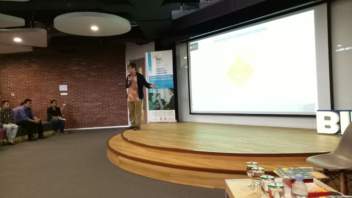 the_marketeers's tweet image. Berkat teknologi, dunia yang tadinya vertikal, eksklusif, dan individual berubah menjadi semakin horizontal, inklusif dan sosial. Konsep pemasaran lama bisa jadi tak lagi sesuai dengan kondisi konsumen saat ini. 

#CMClub