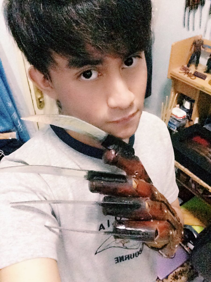 SlenderSickness's tweet photo. //#writerpic with new...glove...toy??? (I wouldn’t consider it Freddy glove since it’s cardboard ugh 😑 such a mood destroyer) https://t.co/a89rwlC9lV