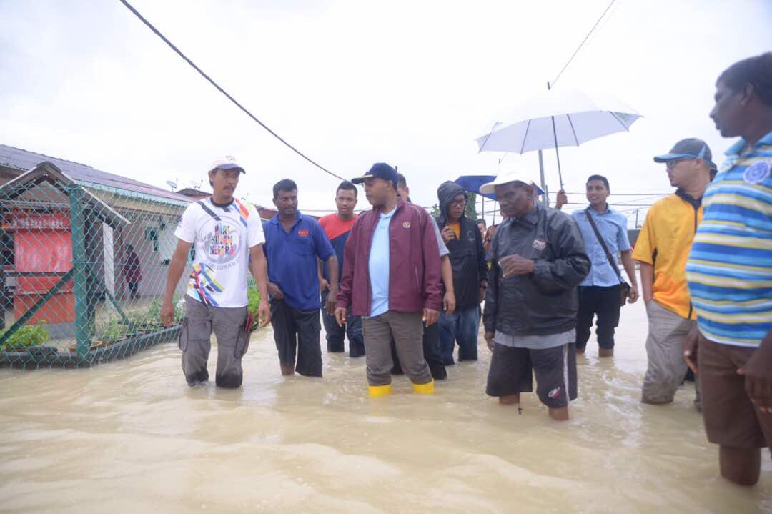 ZambryOfficial's tweet photo. Keadaan d bbrp taman &amp; kg spt KDSK, Pundut, Permatang, Kayan dll agak membimbangkan. Sekiranya hujan berterusan &amp; air pasang penuh maka kws Manjung&amp; Bruas perlukan persediaan semua jabatan. Tkasih semua. Sepanjang hari berada di sini memantau. https://t.co/lsUcwt7ePj