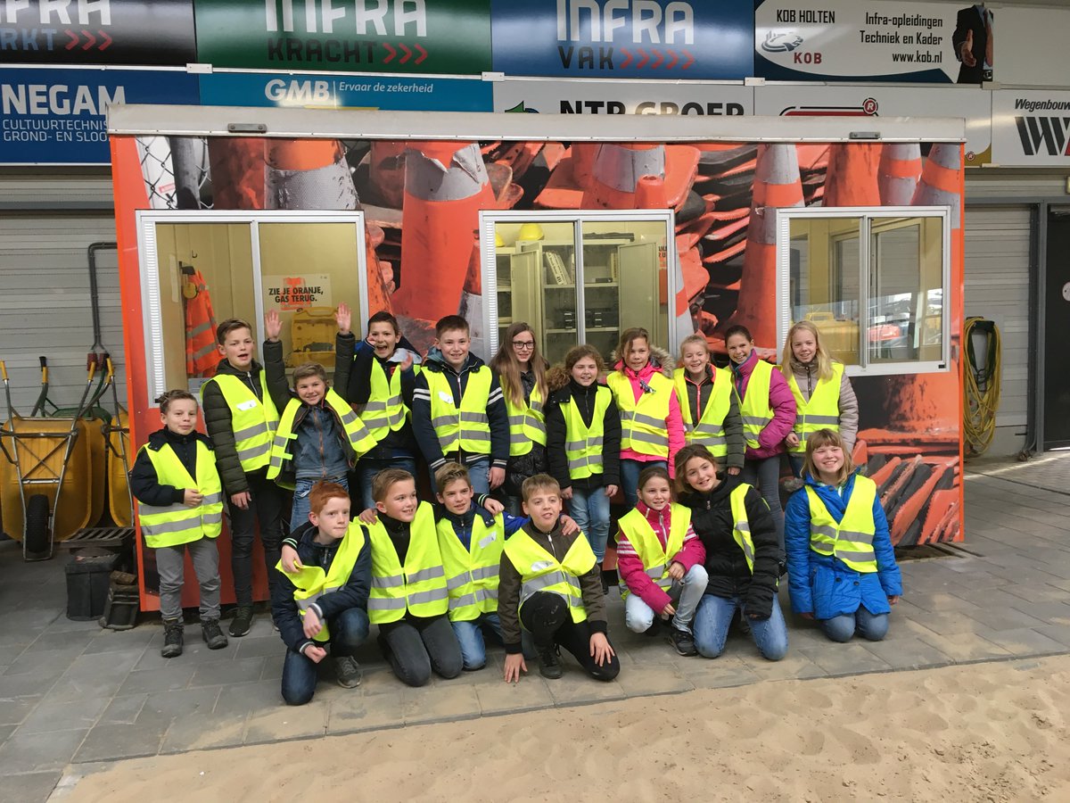 LansinkBVgww's tweet photo. Groep 7 van @Bernardussv #Saasveld ging vandaag "Terug in de Zandbak" bij @InfraVak_ ! Wat een interessante en leuke morgen ! Bedankt ! En nu maar hopen dat we toekomstige studenten hebben kunnen inspireren voor onze mooie branche ... #jegaathetmaken.nl #welkombijwegenbouwlansink https://t.co/1mhoid3AA9