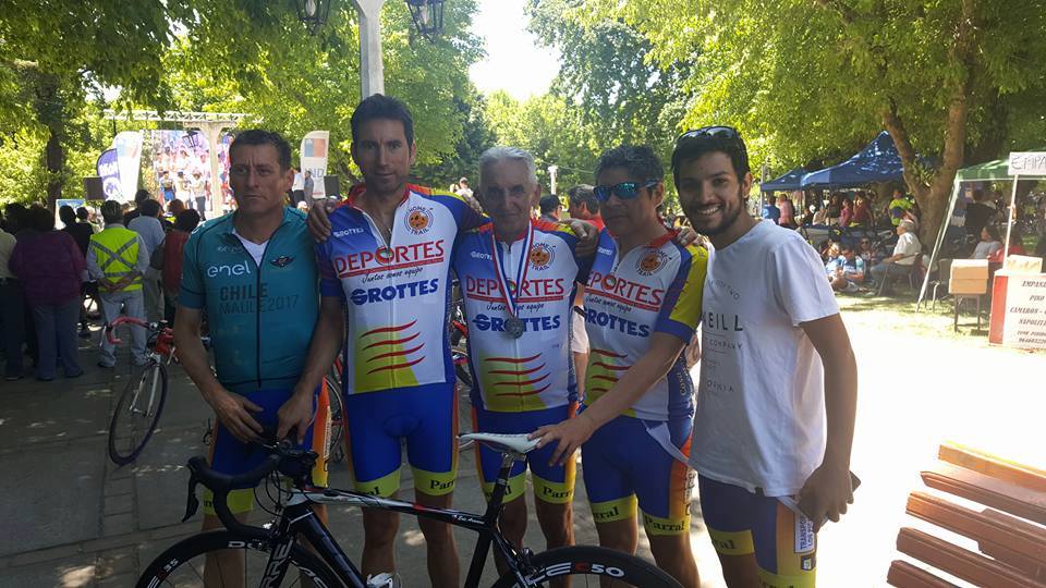 ParralMunicipio's tweet photo. El ciclista parralino, Sergio Maureira de 79 años, logró medalla de plata en el campeonato nacional laboral de la disciplina, realizado en la comuna de Villa Alegre. 

El representante local, compitió contra otros 50 participantes, en la prueba contra reloj de 12 kilómetros. https://t.co/HhlqUI8RCk