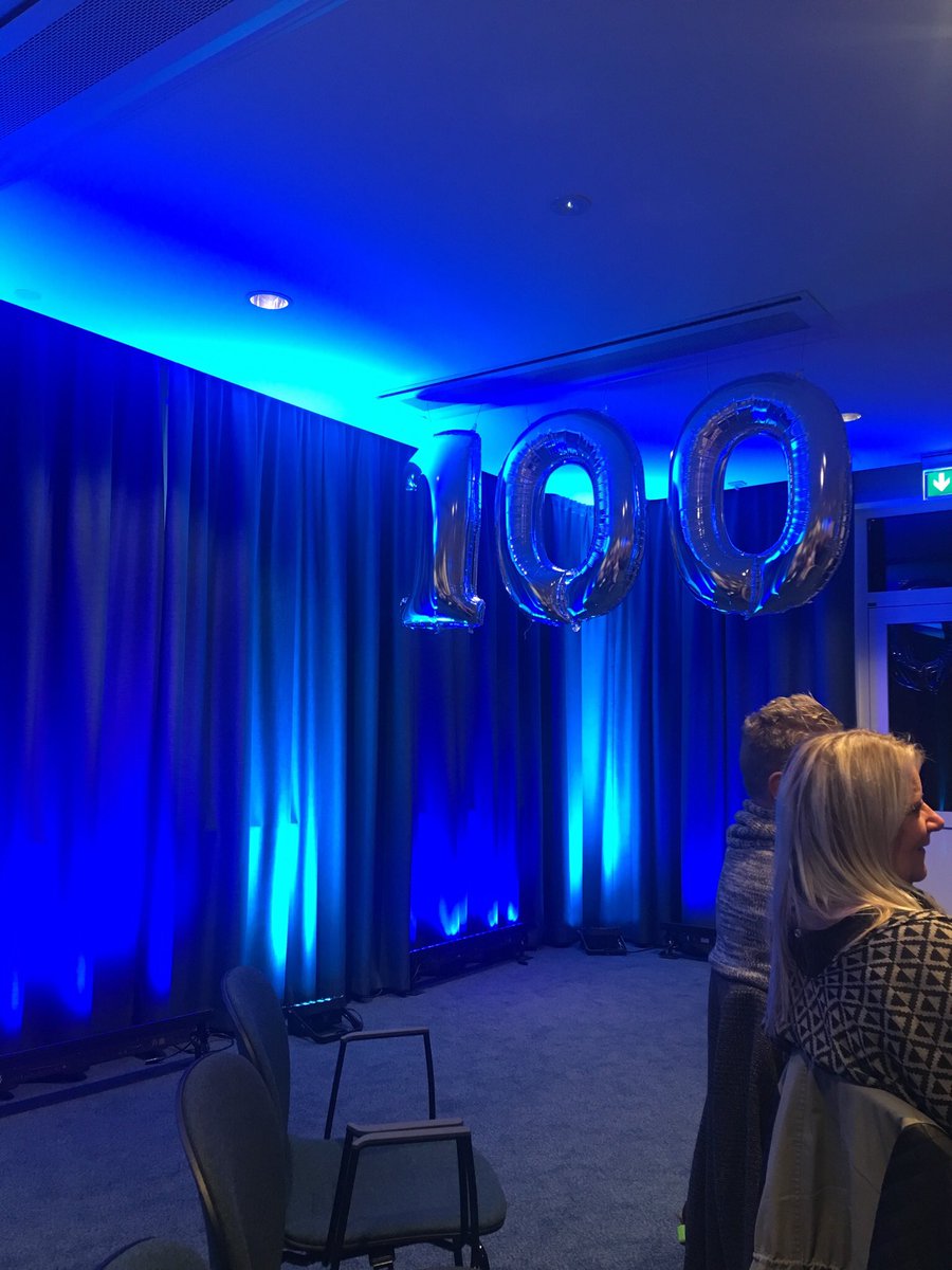 TinaEriksson6's tweet photo. AFA levererar på 100gångenjubileum för regionsdagar! Karin Sharma säger att vi har ”fötter, inte rötter”.#afa #KLregionsdagar #karinsharma https://t.co/Y6nXn7ccPg