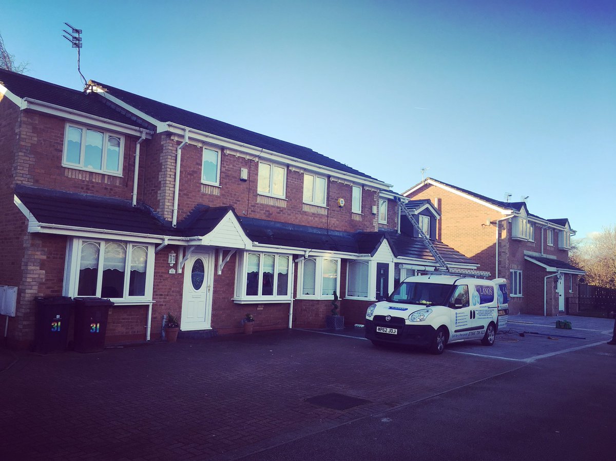 LANOScleaning's tweet photo. Chilly day but we still guarantee top results - PVC washdown & window cleaning job for a row of houses #pvccleaning #waterfedpole #lanos https://t.co/5nwGOv7KSE
