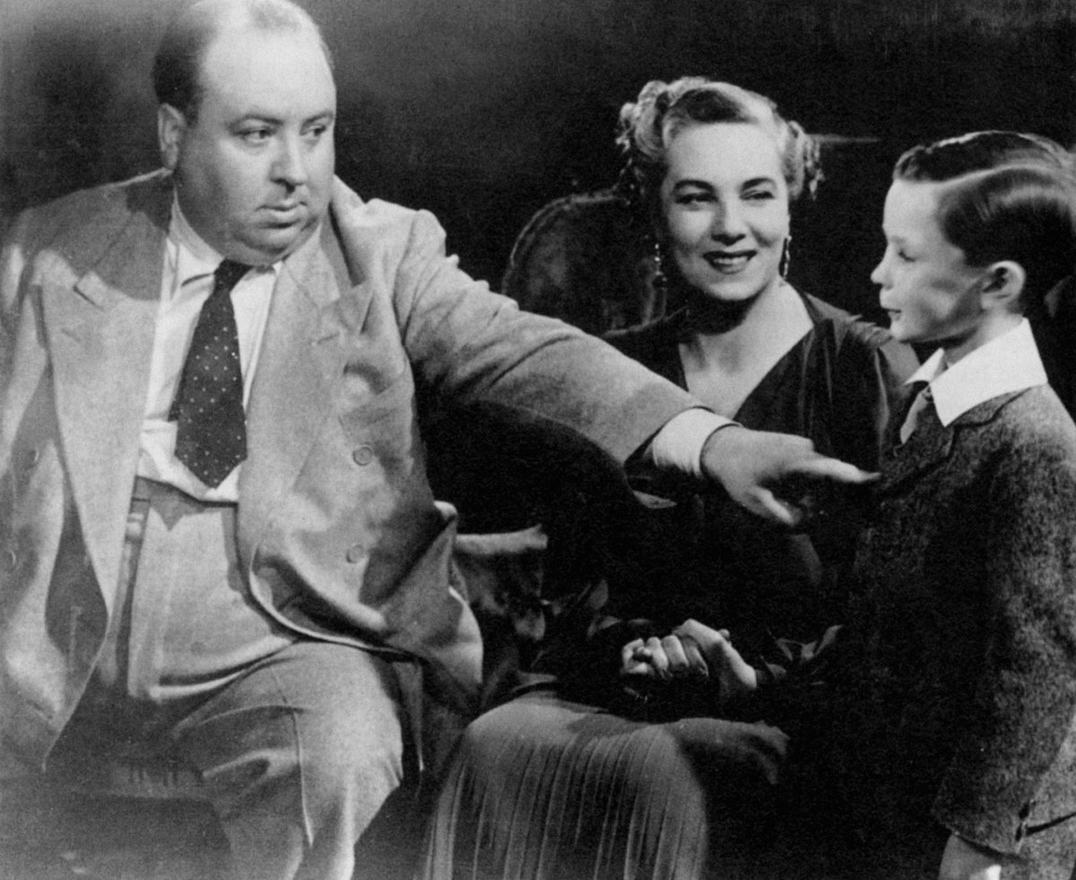 🇬🇧 Alfred Hitchcock nel 1927 disegna e dirige 🎞️ The Lodger: A Story of the London Fog (Il pensionante) film muto anche noto in Italia con il nome de L'inquilino. Da qui si osserva inconfondibile, il suo stile. Buon Giovedì #Hitch 6 #GCLM #MyBasilicata
